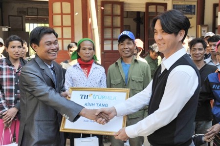 Ông Scott Ng - TGĐ Công ty Cổ phần chuỗi thực phẩm TH trao quà cho đại diện lãnh đạo xã Bảo Nam.